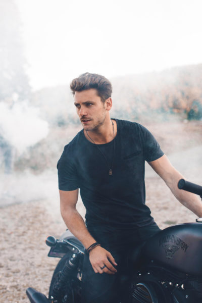 Bastian Baker mit seiner Harley Davidson. 
©Mike Wolf