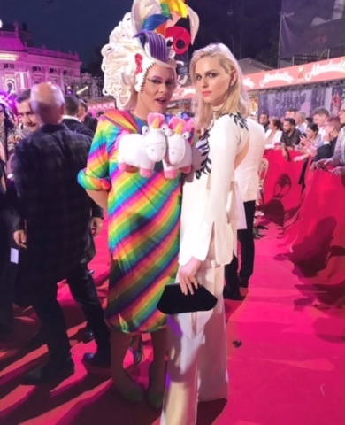Goss Ipa mit Transgender Model von Heidi Klum Life Ball