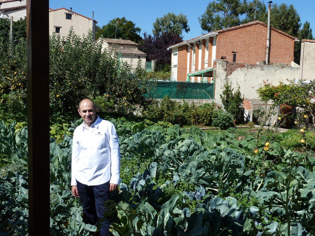 Sternekoch Ignacio Echapresto in dem Restaurantgarten, aus dem die Zutaten für seine haute cuisine kommen