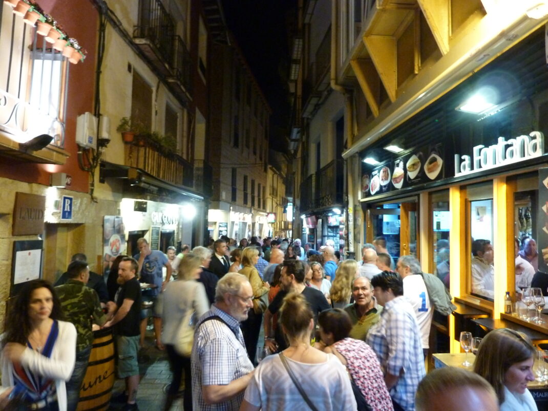 Kaum ein Durchkommen ist am Wochenende in der „Tapasstraße“ Calle Laurel Logroño