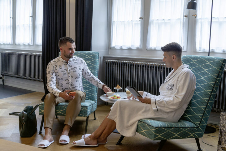 Relaxen bei Kaffee und Sweets. Marktgasse-Hotel_Couple