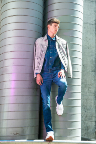 Total look: 7 for all mankind Sneakers: PAUL SMITH at Jelmoli