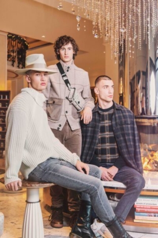 RAPHAEL Hat & Sweater: JASMIN BRUNNER Jeans: 7 For All Mankind Watch: SWATCH Bioceramic C-White ELION Jacket & Pants: KA/NOA Bag: PETER NITZ MARTIN Total look: KA/NOA. RAPHAEL Hat & Sweater: JASMIN BRUNNER Jeans: 7 For All Mankind Watch: SWATCH Bioceramic C-White ELION Jacket & Pants: KA/NOA Bag: PETER NITZ MARTIN Total look: KA/NOA.