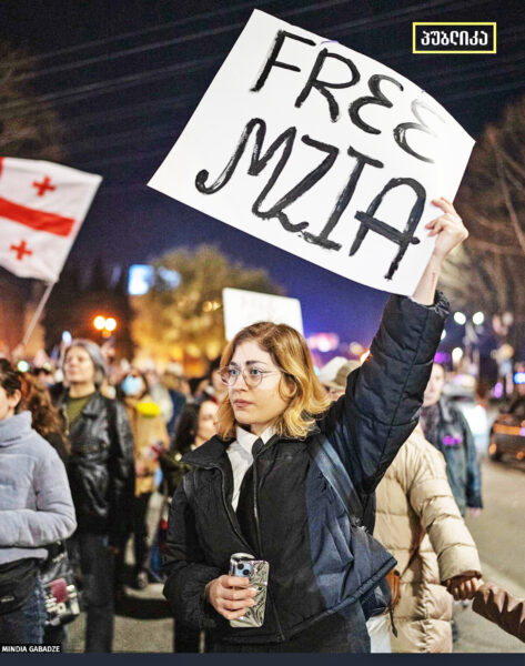 Ani Tavadze an einer Demo für die Befreiung einer anderen Aktivistin.