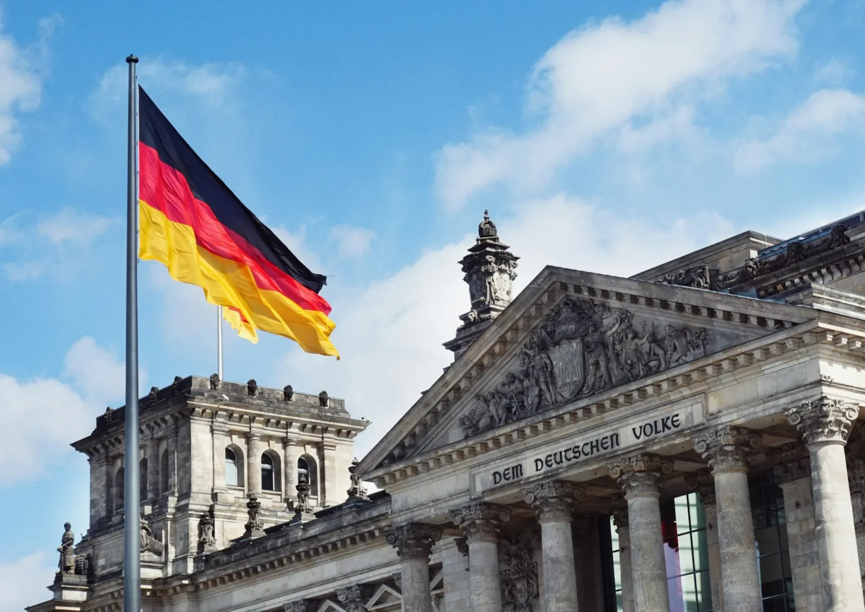 Reichstagsgebäude in Berlin mit deutscher Fahne, Sitz des Deutschen Bundestags.