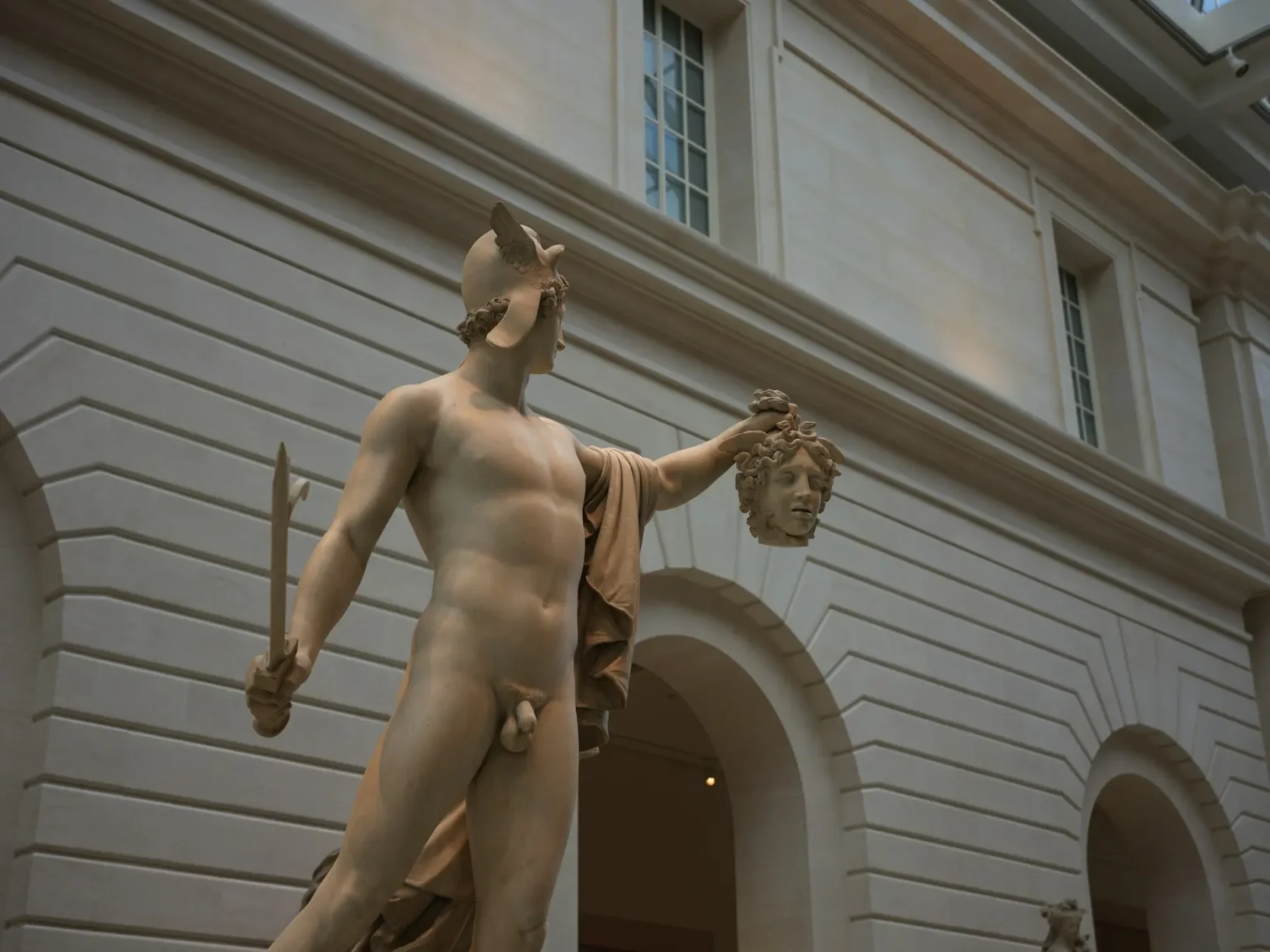 Marmorskulptur von Perseus mit dem Haupt der Medusa im Innenhof des Metropolitan Museum of Art in New York.