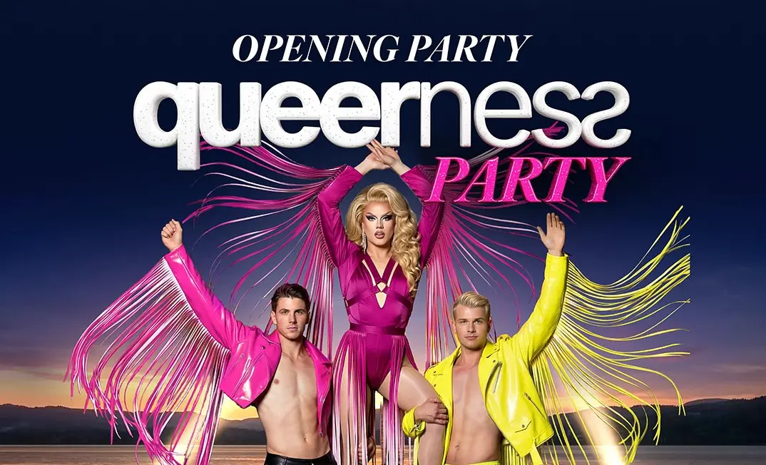 Keyvisual der Queerness Party: eine Dragqueen in pinkem Fransenkleid flankiert von zwei Männern in farbigen Fransenjacken vor einem Abendhimmel über dem Bodensee.
