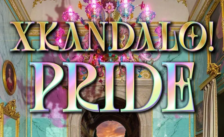 Keyvisual von XKANDALO! Pride mit buntem Schriftzug vor einem barocken Saal mit Kronleuchter.