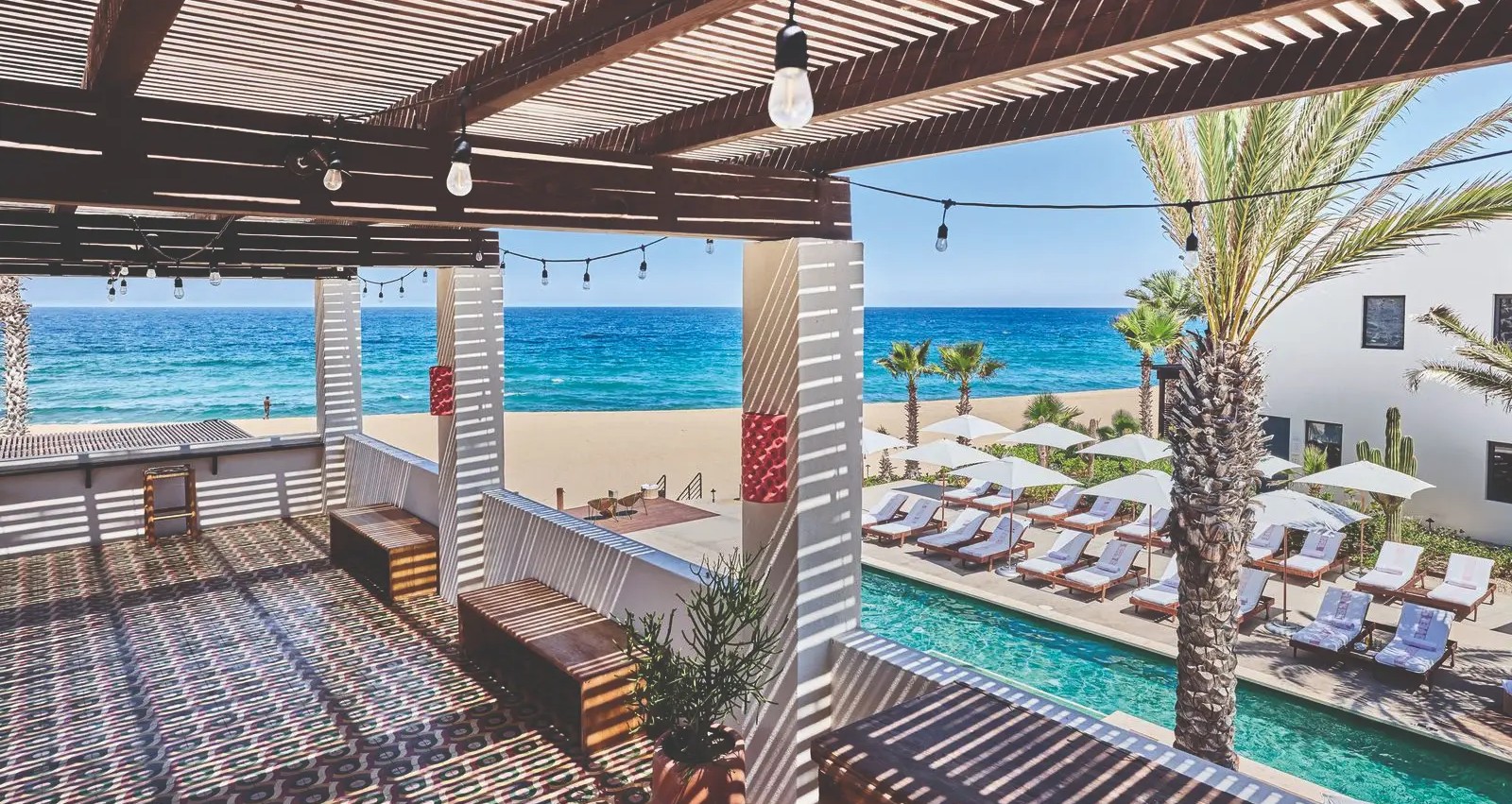 La terrasse de l'hôtel avec vue sur la plage.