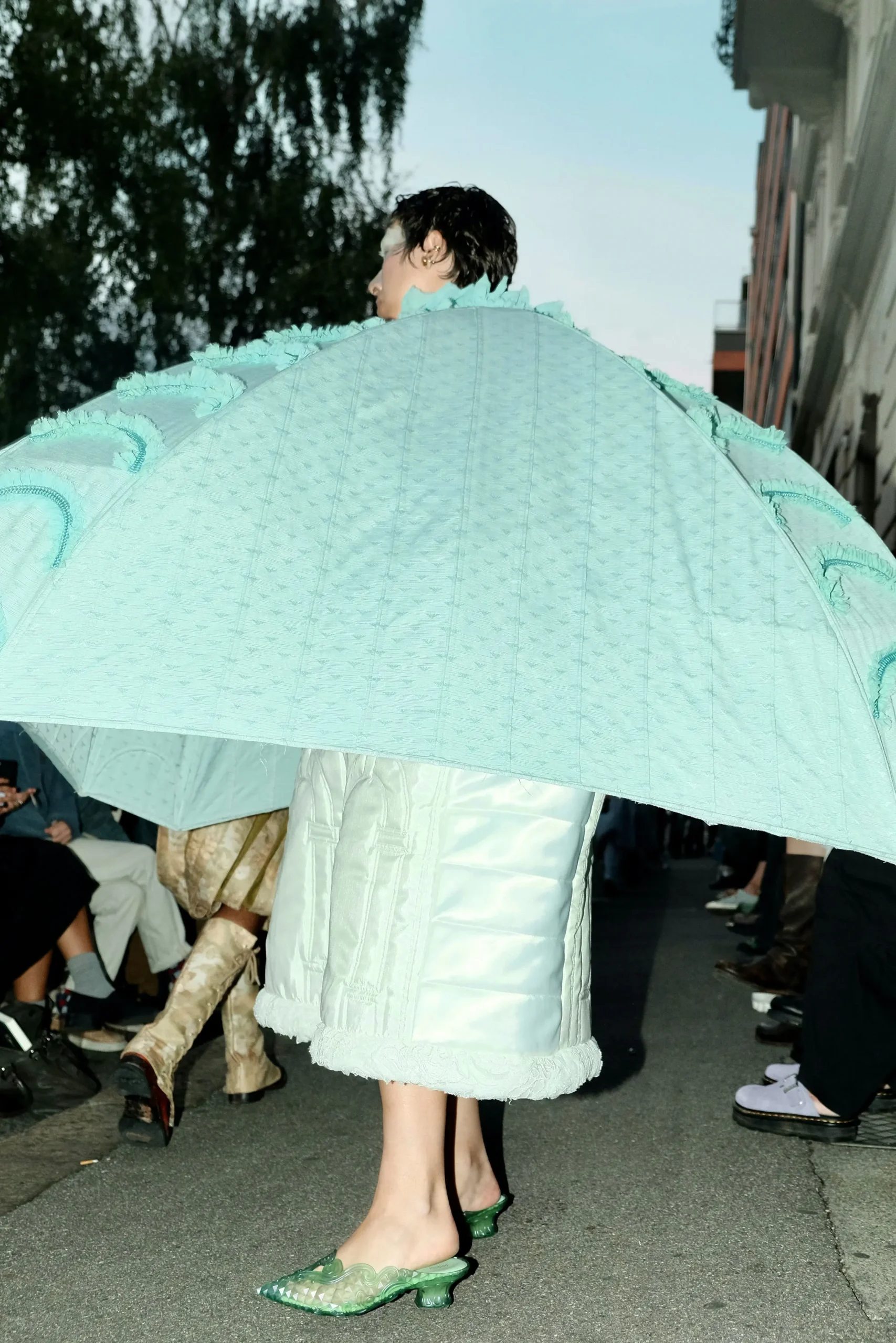 Un mannequin porte une robe bleu clair en forme de globe