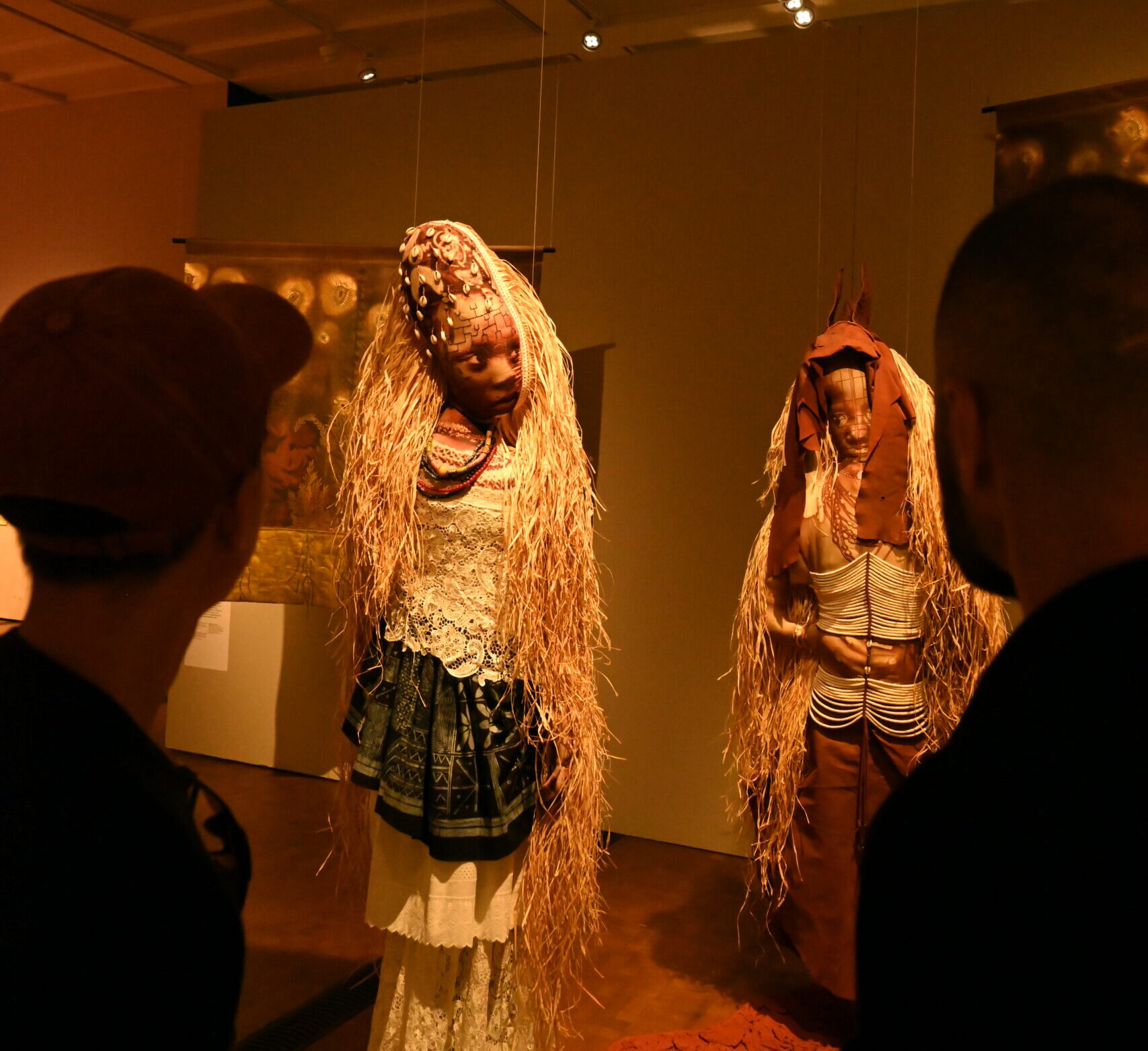 Zwei Männer bewundern eine Installation im Rietberg Museum