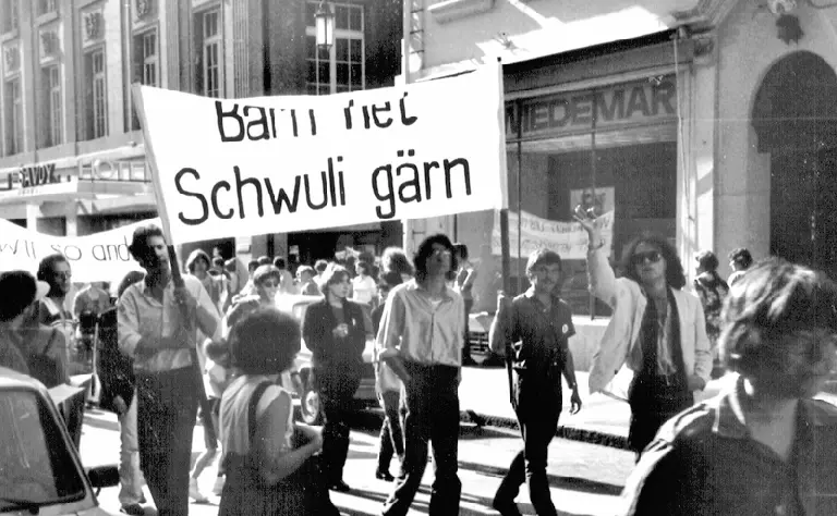 Des manifestant·e·s tiennent une pancarte portant l'inscription «Barn het Schüli gärn» (Berne aime les gays)