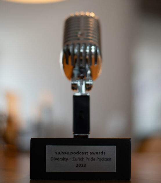 Trophée en forme de microphone vintage. Avec une plaque portant l'inscription «Suisse Podcast Awards – Diversity – Zürich Pride Podcast 2023».