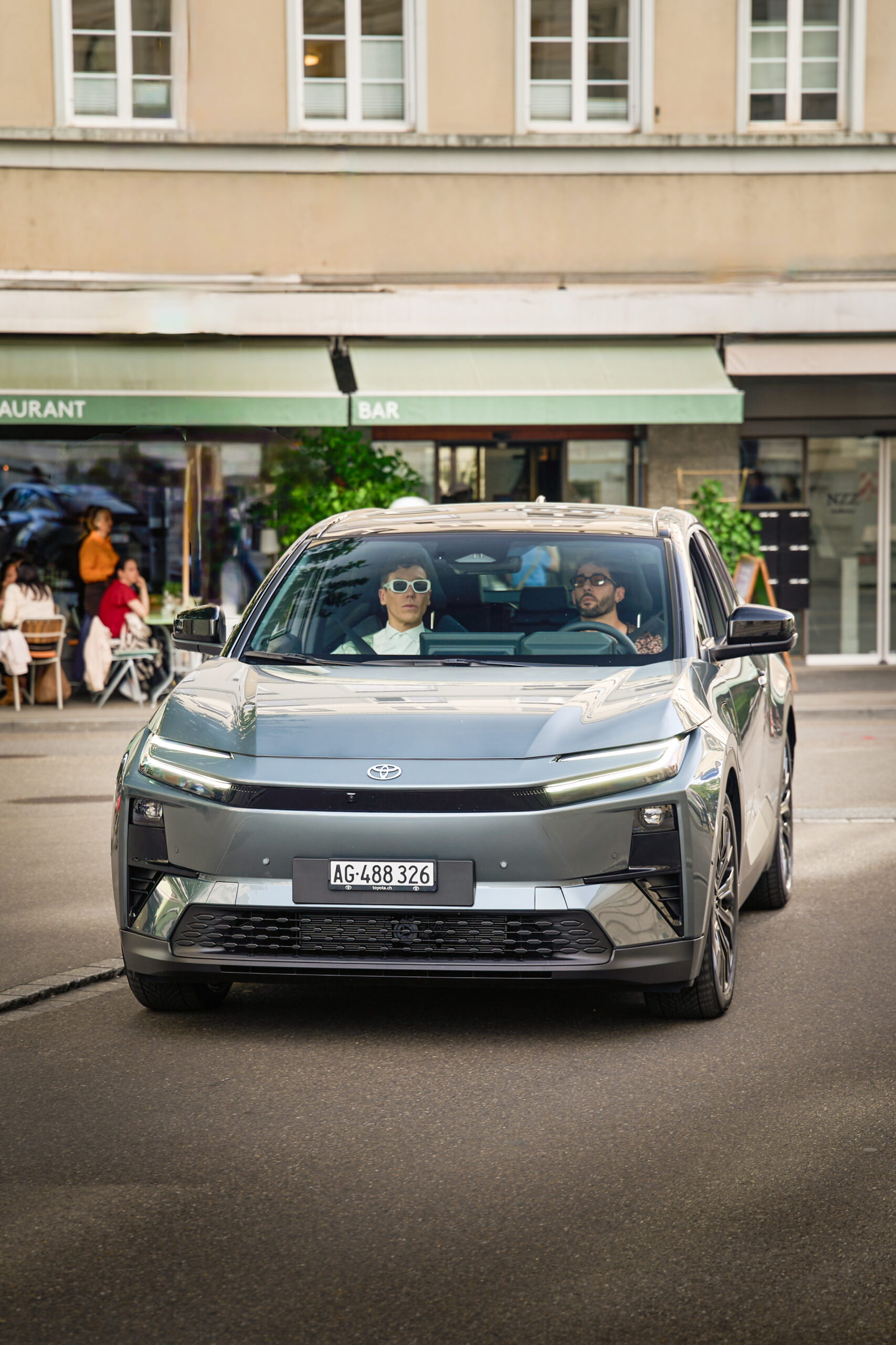 Deux hommes dans la Toyota