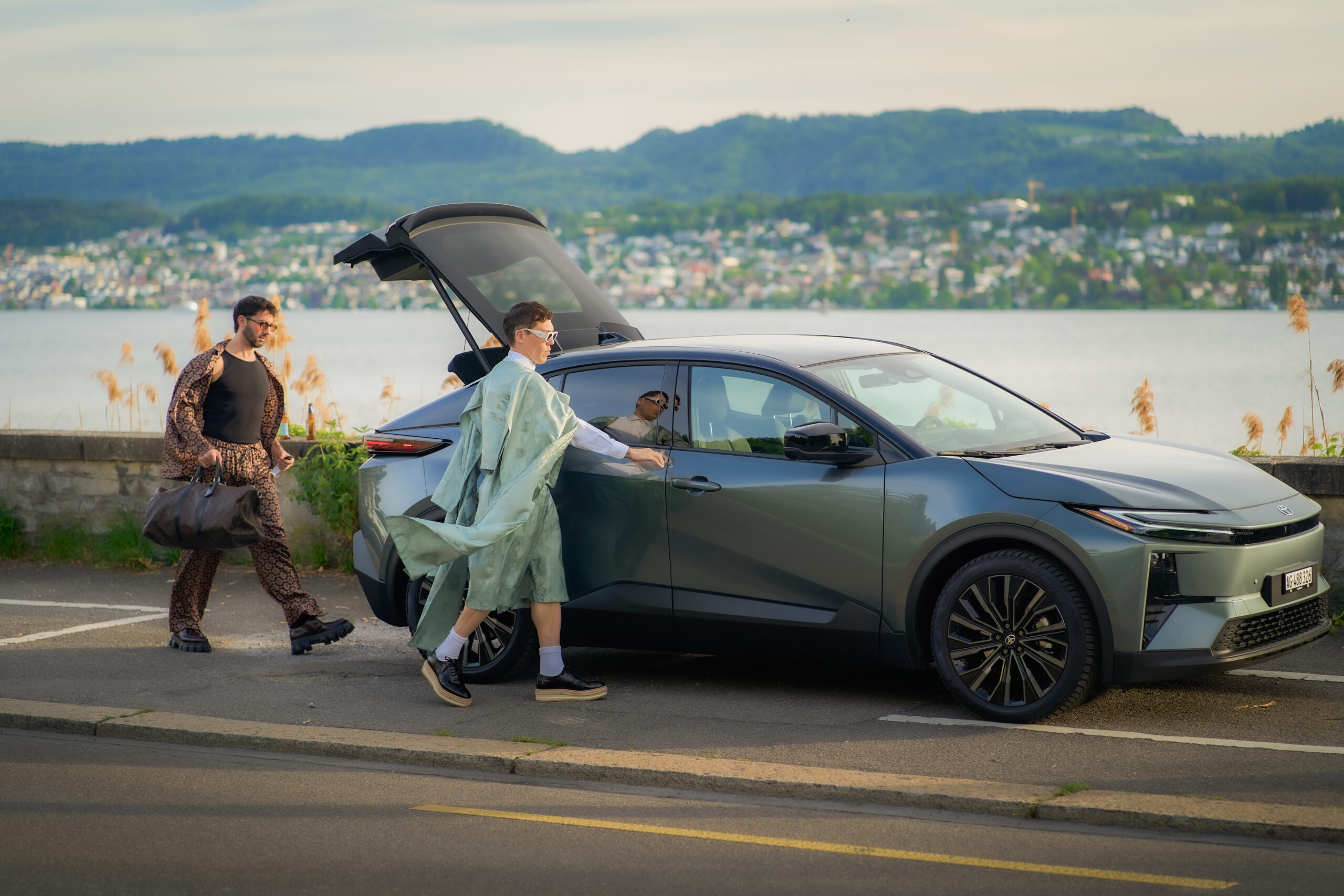 Deux hommes se dirigent vers la Toyota.