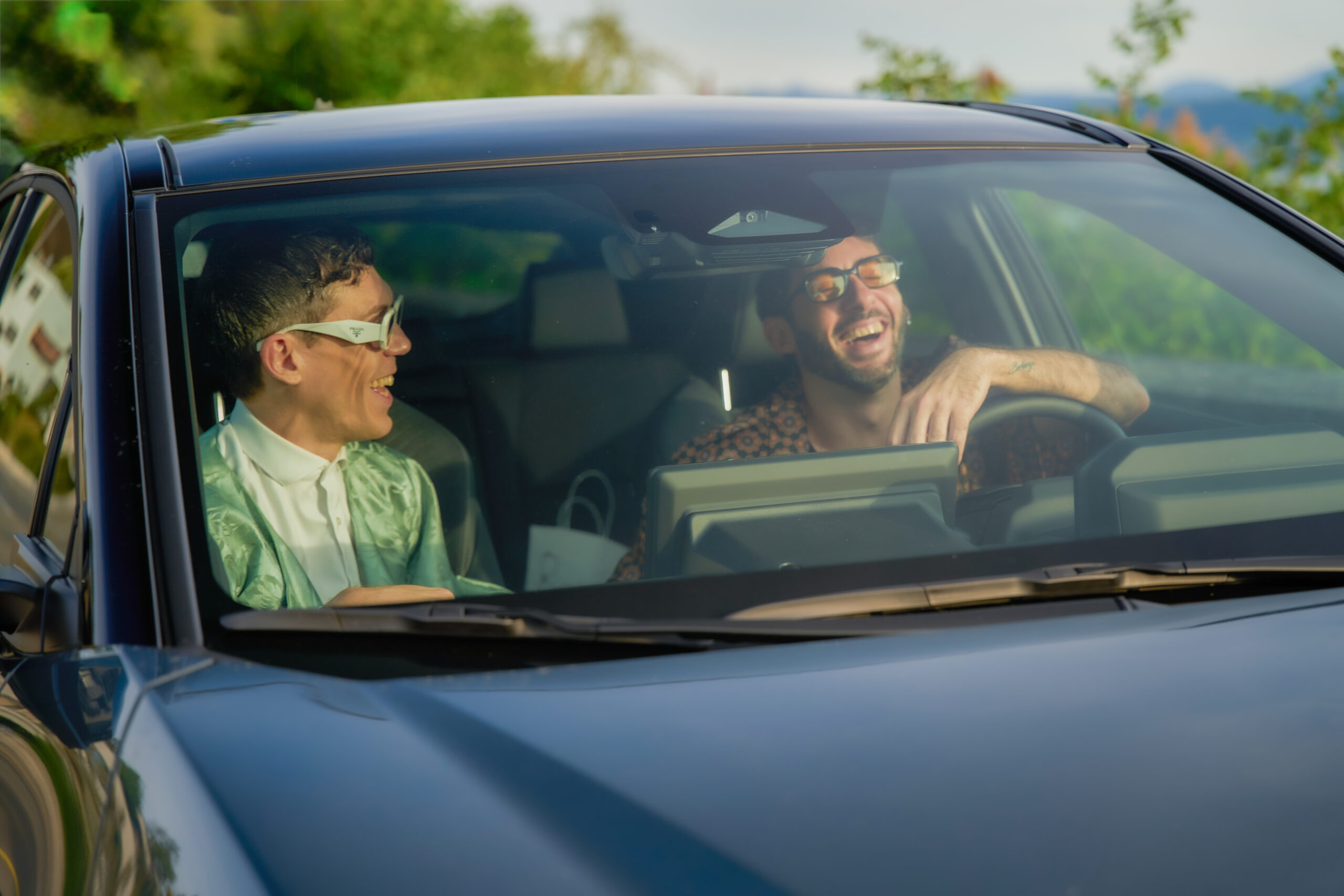 Deux hommes dans la Toyota