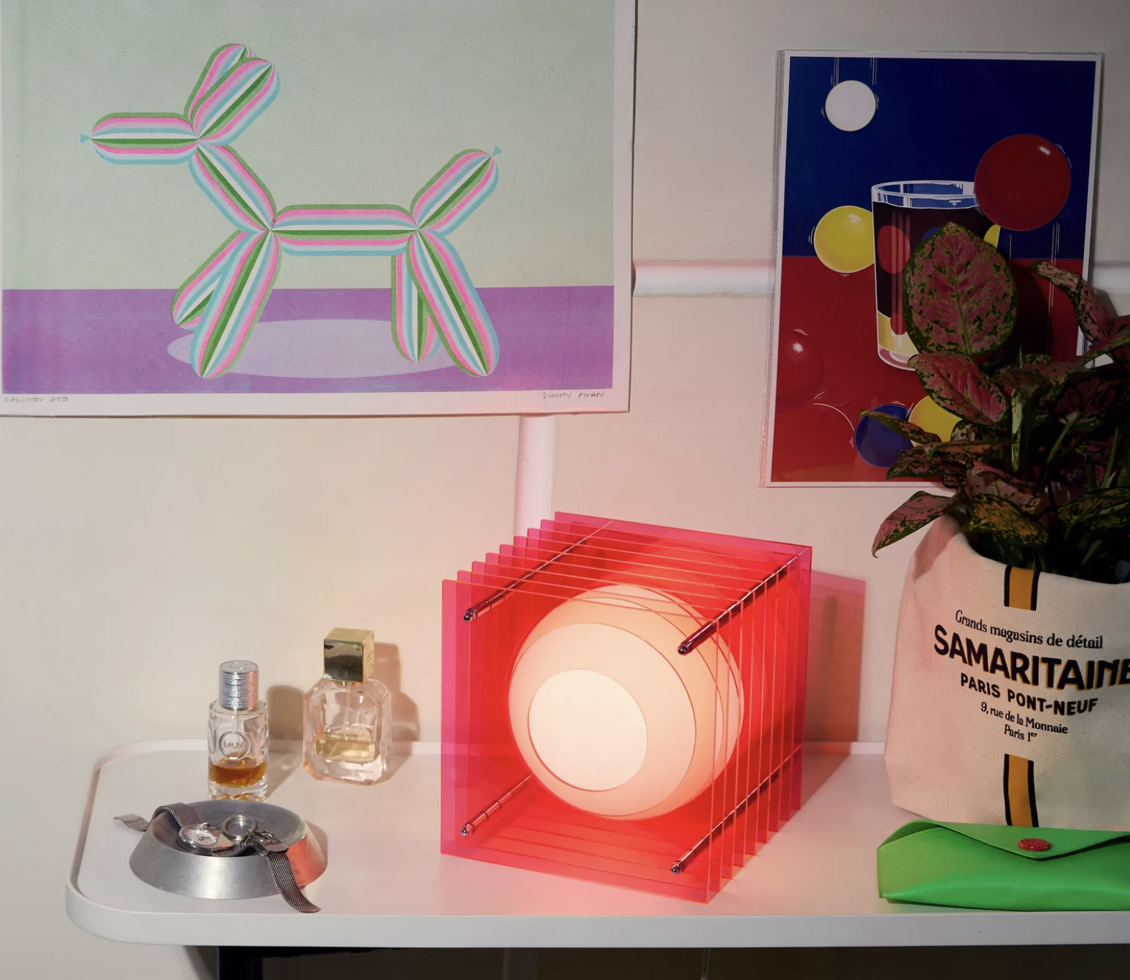 Eine kugelförmige Glühbirne, die inmitten roter Scheiben aus durchscheinendem Acrylglas platziert ist.