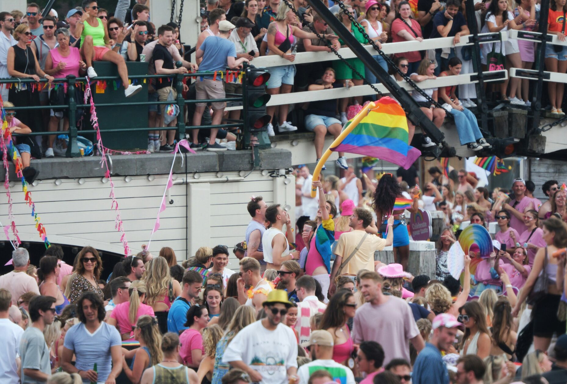 Cette annee encore le clou du spectacle, les bateaux de la Pride