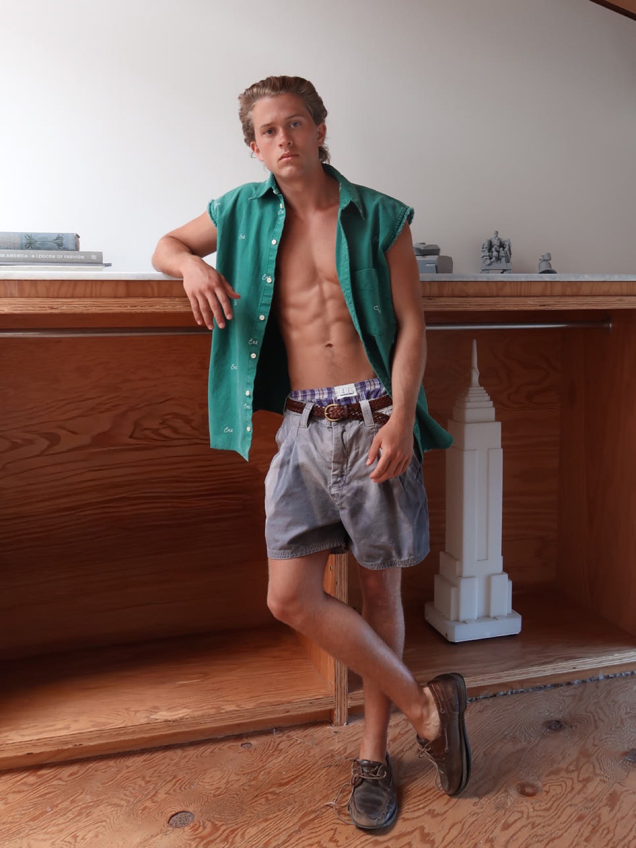 Deacon Phillippe en chemise verte avec short chino