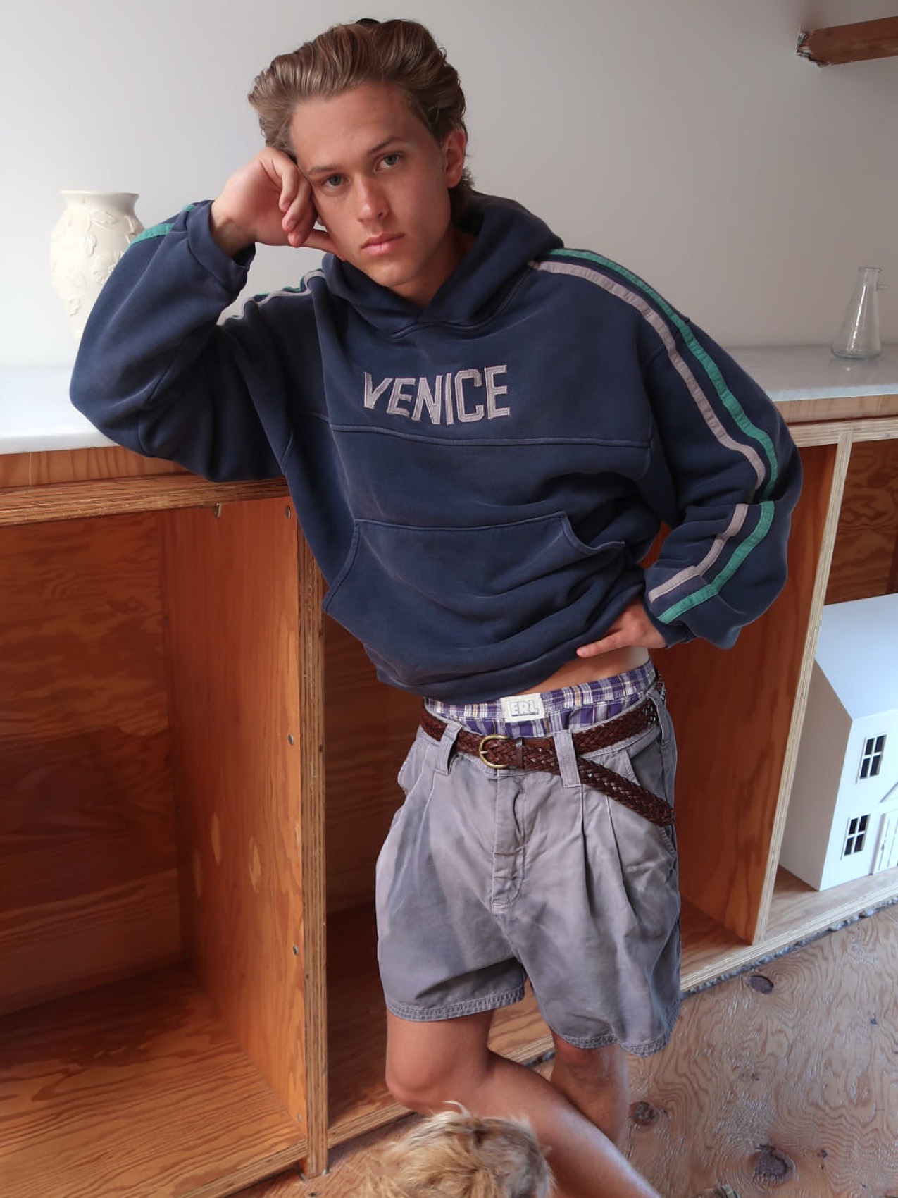 Deacon Phillippe en hoodie Venice, assis