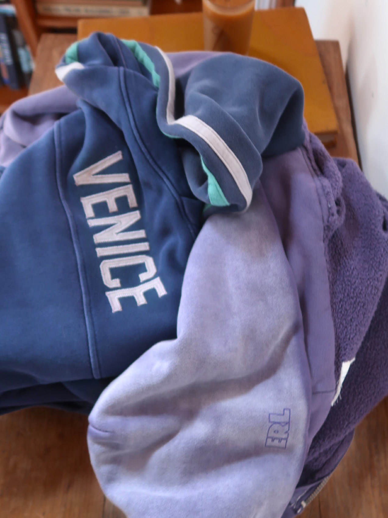 Pile de hoodies de la ERL Sailing Collection