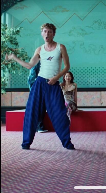 Troye Sivan tanzt im weissen Tanktop und blauer Hose im Musikvideo «Got Me Started»