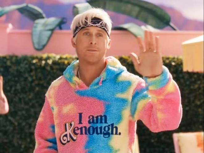 Ken im bunten Hoodie mit dem Schriftzug «I am Kenough»