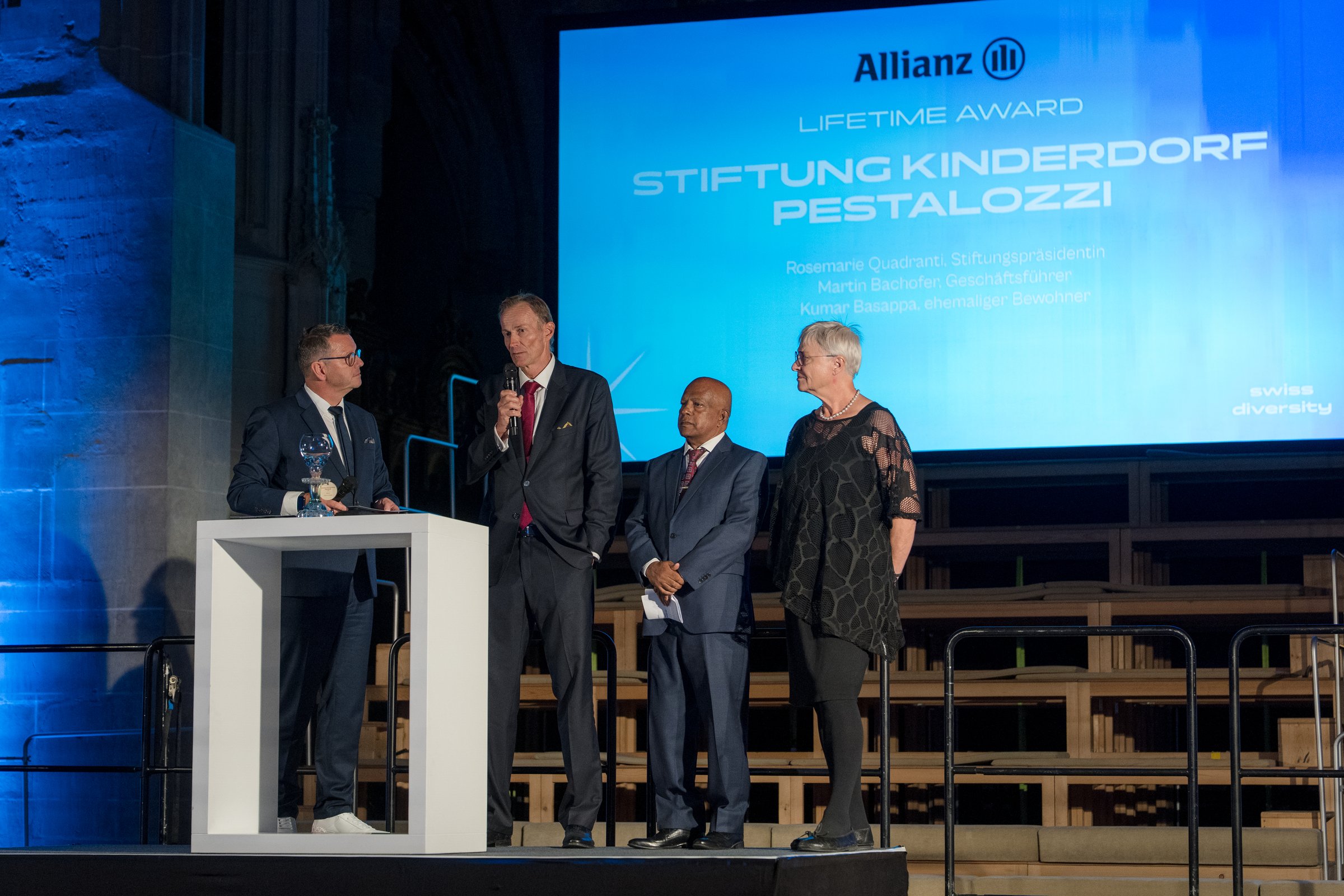 Bühne mit blauer Leinwand «Allianz Lifetime Award – Stiftung Kinderdorf Pestalozzi»