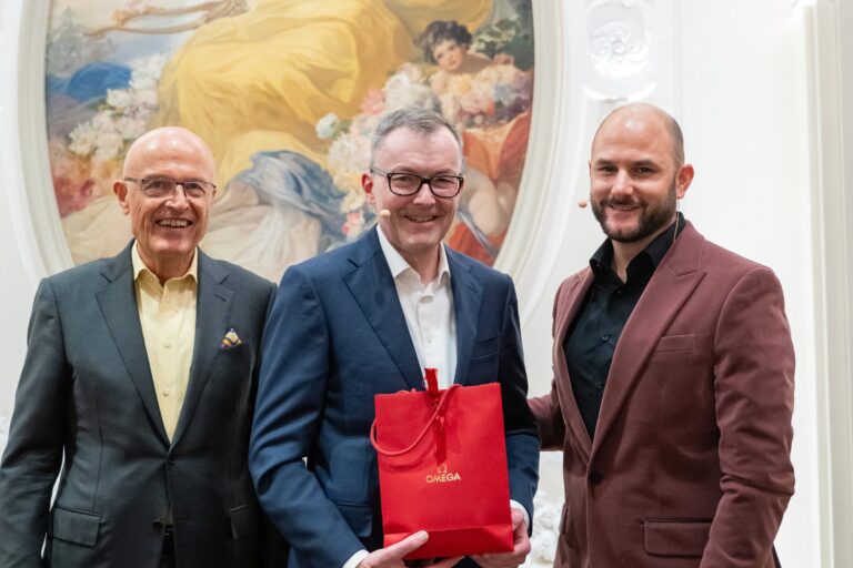 Geschenkübergabe auf der Bühne mit Jürg Lauber und Michael Rauchenstein