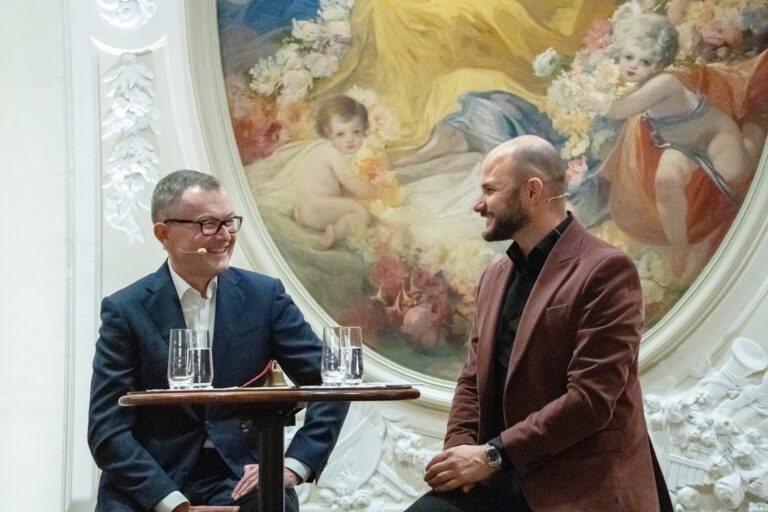 Michael Rauchenstein und Jürg Lauber im Gespräch auf der Bühne