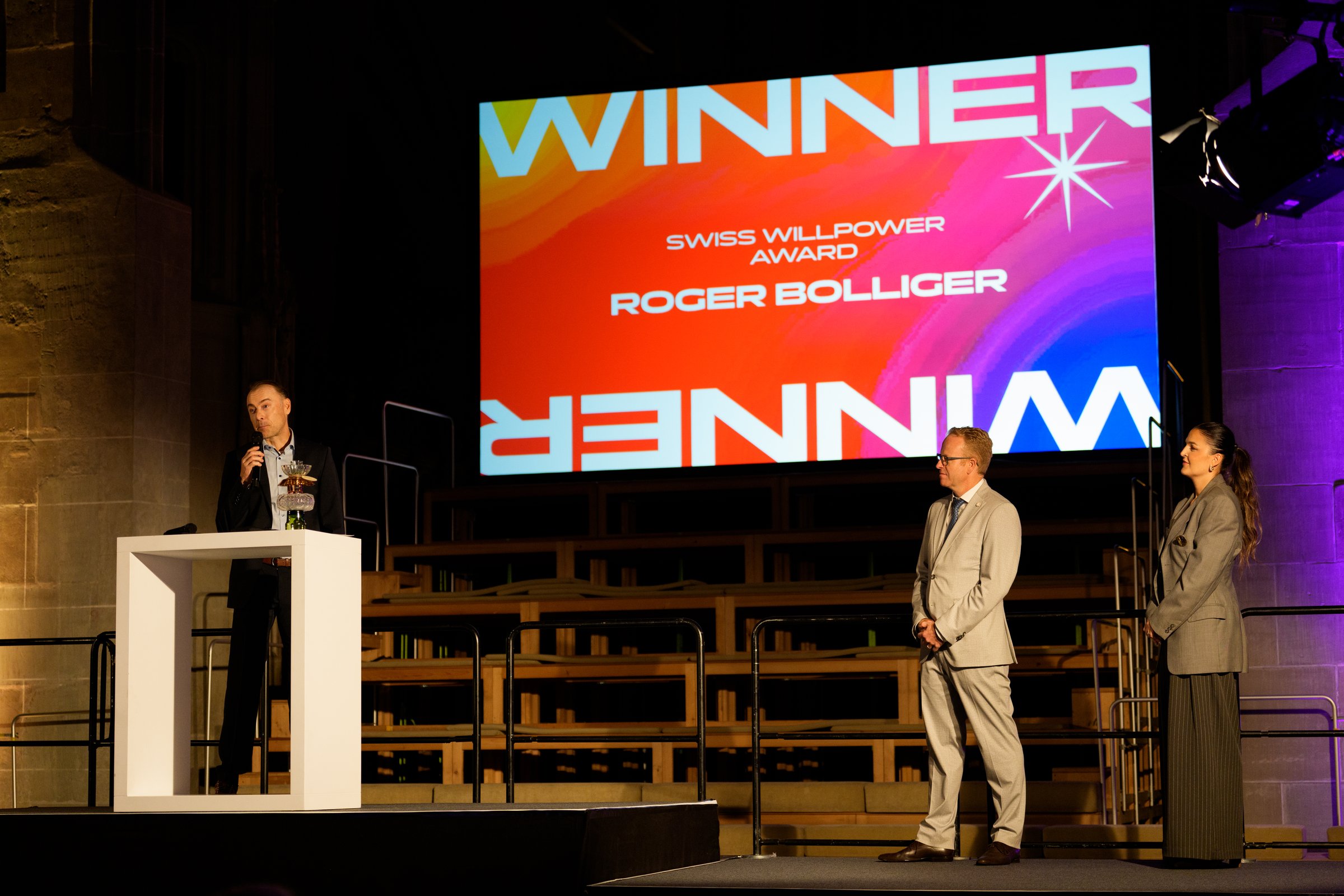 Bühne mit Leinwand «Winner – Swiss Willpower Award – Roger Bolliger»
