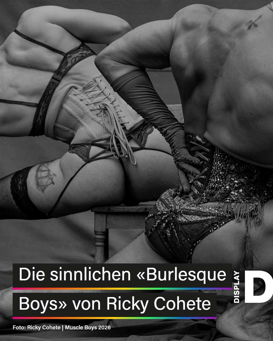 Licht und Schatten, Sinnlichkeit und Verführung: @rickycohete spielt mit femininen und maskulinen Energien und hinterfragt, wie Körper, Geschlecht und Identität unsere Wahrnehmung prägen. DISPLAY Queere…